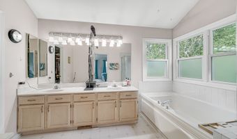 1940 Waverly Ln, Algonquin, IL 60102