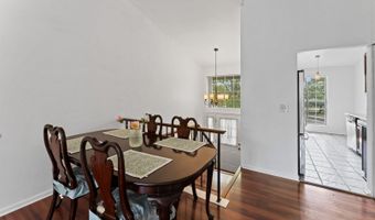 2827 S Embers Ln, Arlington Heights, IL 60005
