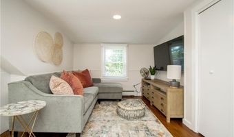 17 Rosedale Ct, Middletown, RI 02842