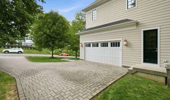 3555 N DICKERSON St, Arlington, VA 22207