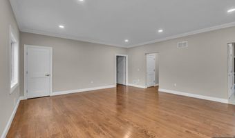55 Maiden Ln, Bergenfield, NJ 07621