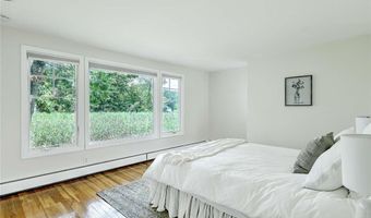 4 Buckingham St, Barrington, RI 02806