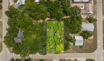 173 7th St, Apalachicola, FL 32320