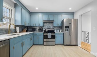 384 Valley Rd, Middletown, RI 02842
