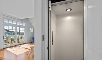 140 Tuckerman Ave, Middletown, RI 02842