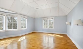 9 Ocean Lawn Ln, Newport, RI 02840