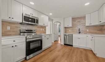 18 Grove Rd, Cromwell, CT 06416