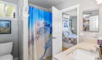 1527 NW Juniper St Apt 2, Bend, OR 97703