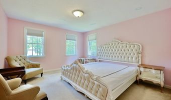 8 Pilgrim Rd, Ashland, MA 01721