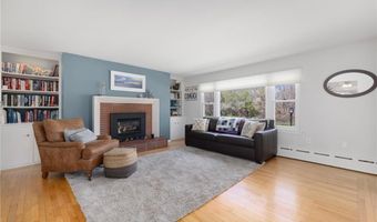 289 Oliphant Ln, Middletown, RI 02842