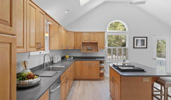 2323 N BURLINGTON St, Arlington, VA 22207