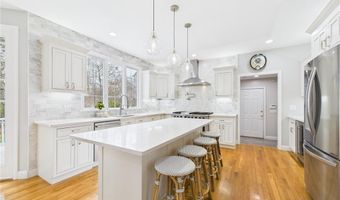 30 Taggart Ct, East Greenwich, RI 02818