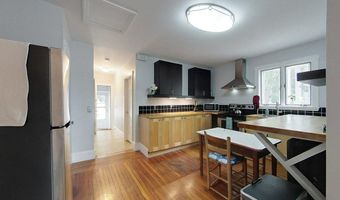 2 Summer St B, Newport, RI 02840