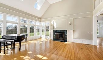 9 Ocean Lawn Ln, Newport, RI 02840