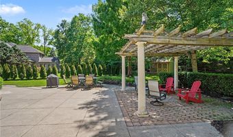 1250 Woodsview Dr, Akron, OH 44313