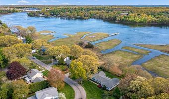 33 Meadowbrook Dr, Barrington, RI 02806