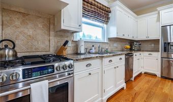7 Gibson Ave, Narragansett, RI 02882