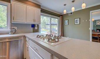 4 Fairway Ct, Albany, NY 12208