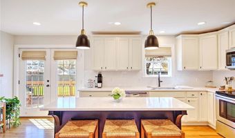 7 Court Ave, Barrington, RI 02806