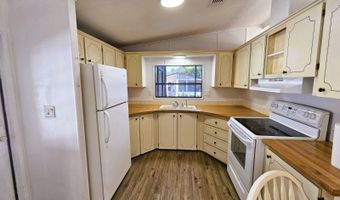 11 Lakeview Dr, Astatula, FL 34705