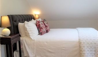 19 Stockholm St, Newport, RI 02840
