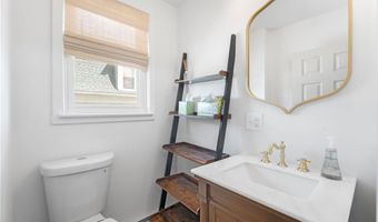 61 School St 2R, Lincoln, RI 02802