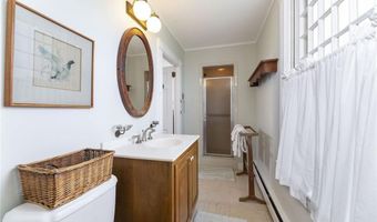 28 Newport St, Jamestown, RI 02835