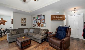 1813 Edgewood Dr, Aurora, MO 65605