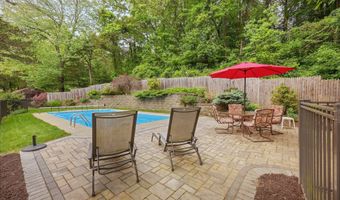 8 Brookview Ct, Bethel, CT 06801