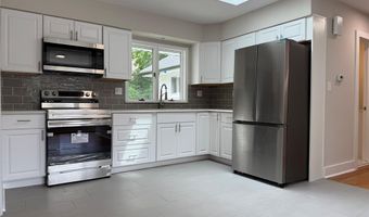 41 Woods Ave, Bergenfield, NJ 07621
