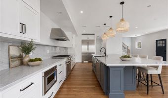 6 Sharon Ct, Newport, RI 02840