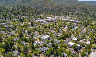 586 B St, Ashland, OR 97520