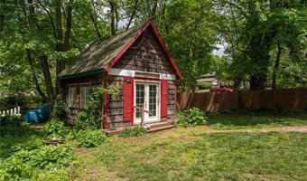 920 Grove St, Baldwin City, KS 66006