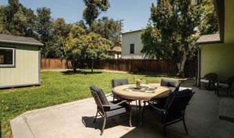 2061 N Roosevelt Ave, Altadena, CA 91001