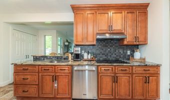 18 Evergreen Dr, Bayonne, NJ 07035