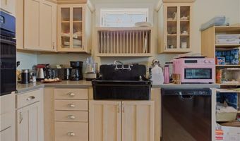 82 Van Zandt Ave, Newport, RI 02840