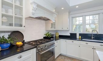 8 Key Ct, Newport, RI 02840