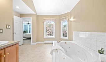 4 Monticello Dr, Amherst, NH 03031