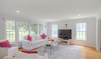 20 Laura Dr, Danbury, CT 06811