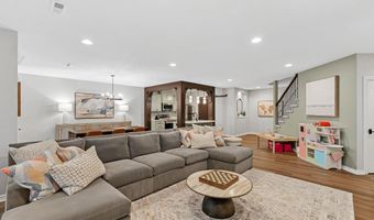 918 E Lakecrest Dr, Andover, KS 67002