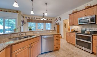 2 Warren Gln, Burlington, CT 06013