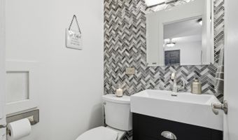 237 N Pioneer Dr, Addison, IL 60101
