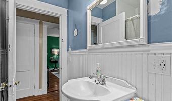 129 Bliss Mine Rd, Newport, RI 02840