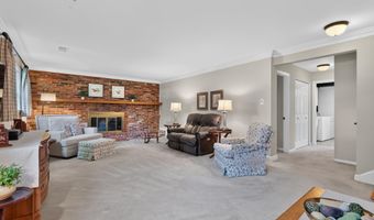 8024 GARLOT Dr, Annandale, VA 22003