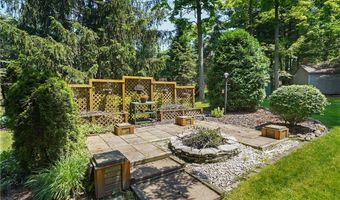 240 S Park Dr, Aurora, OH 44202
