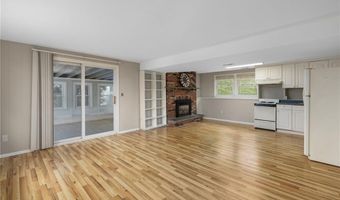 23 Algonquin Dr, Middletown, RI 02842