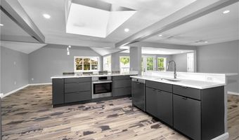 6 Sweeney Ln, Bristol, RI 02809