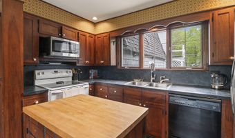 14 Lakeshore Dr, Belgrade, ME 04918