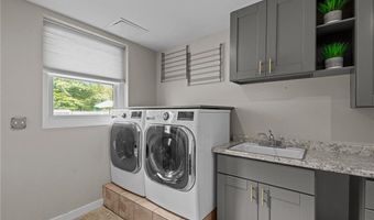 96 Roger Williams Dr, North Kingstown, RI 02852