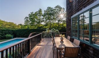 72 Summerfield Ln, Middletown, RI 02842